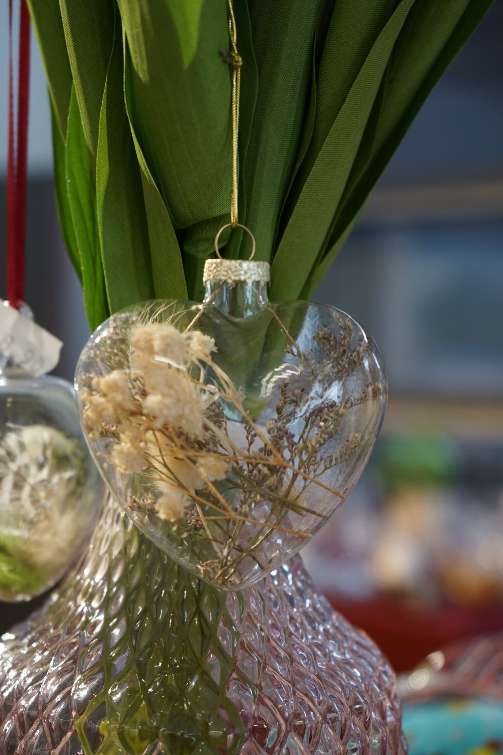Glas-Herz mit Trockeblumen