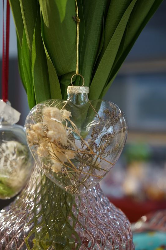 Glas-Herz mit Trockeblumen