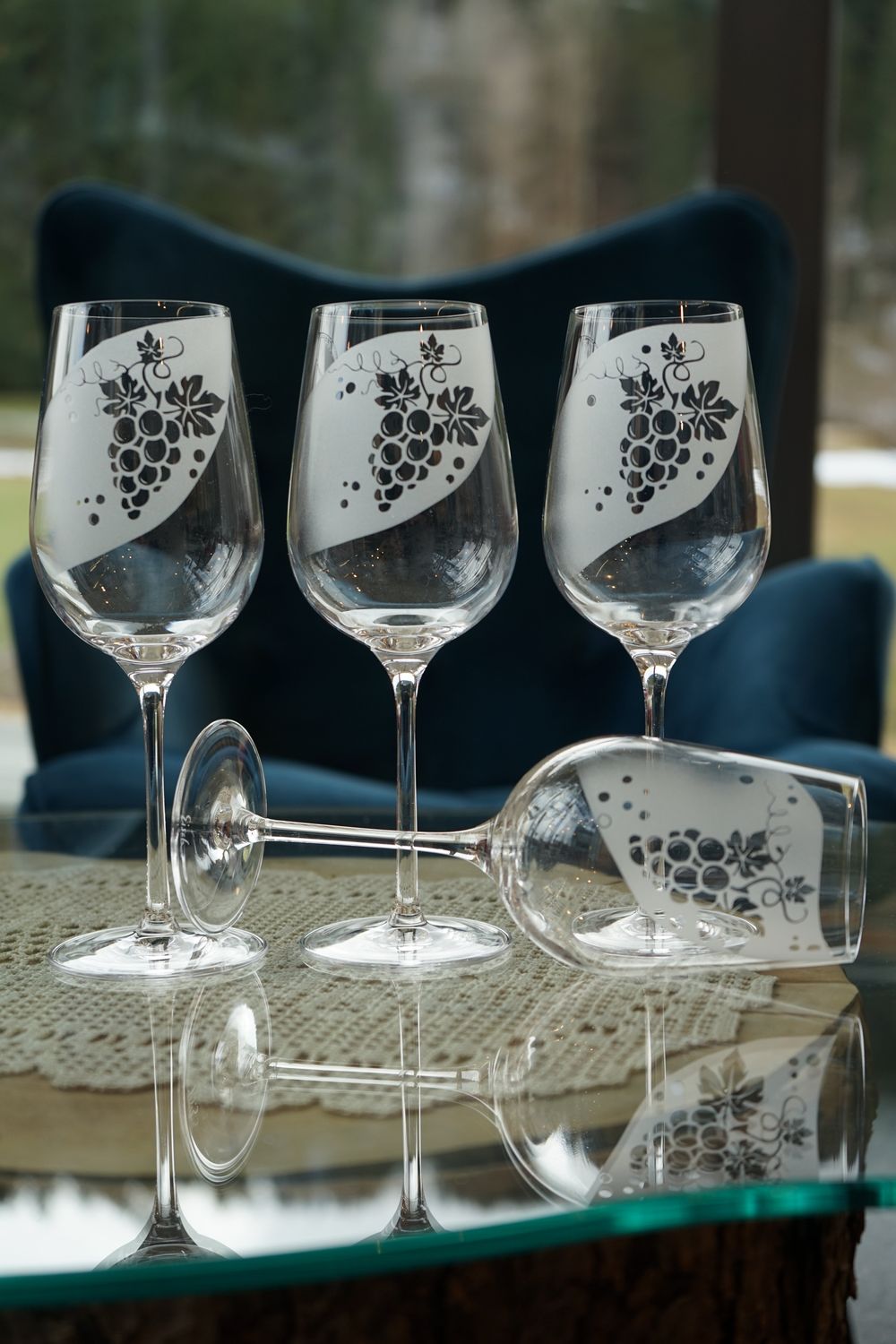 vierteiliges Weinglas-Set mit Weintraubenmotiv