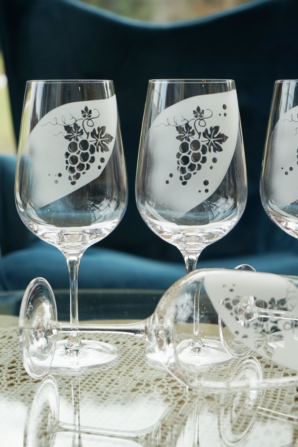 Weinglas mit Weintraubenotiv