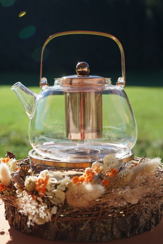 Teekanne mit Kupferhenkel