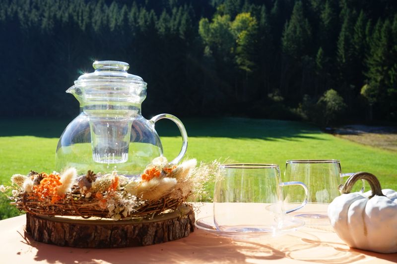 Tee-Set mit Kanne und zwei Tassen