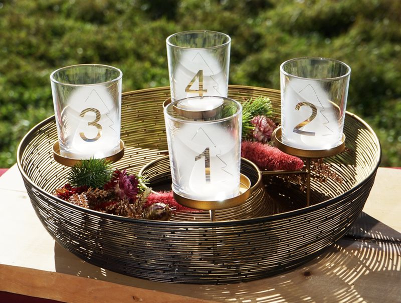 Adventskranz mit vergoldeten Metallkorb