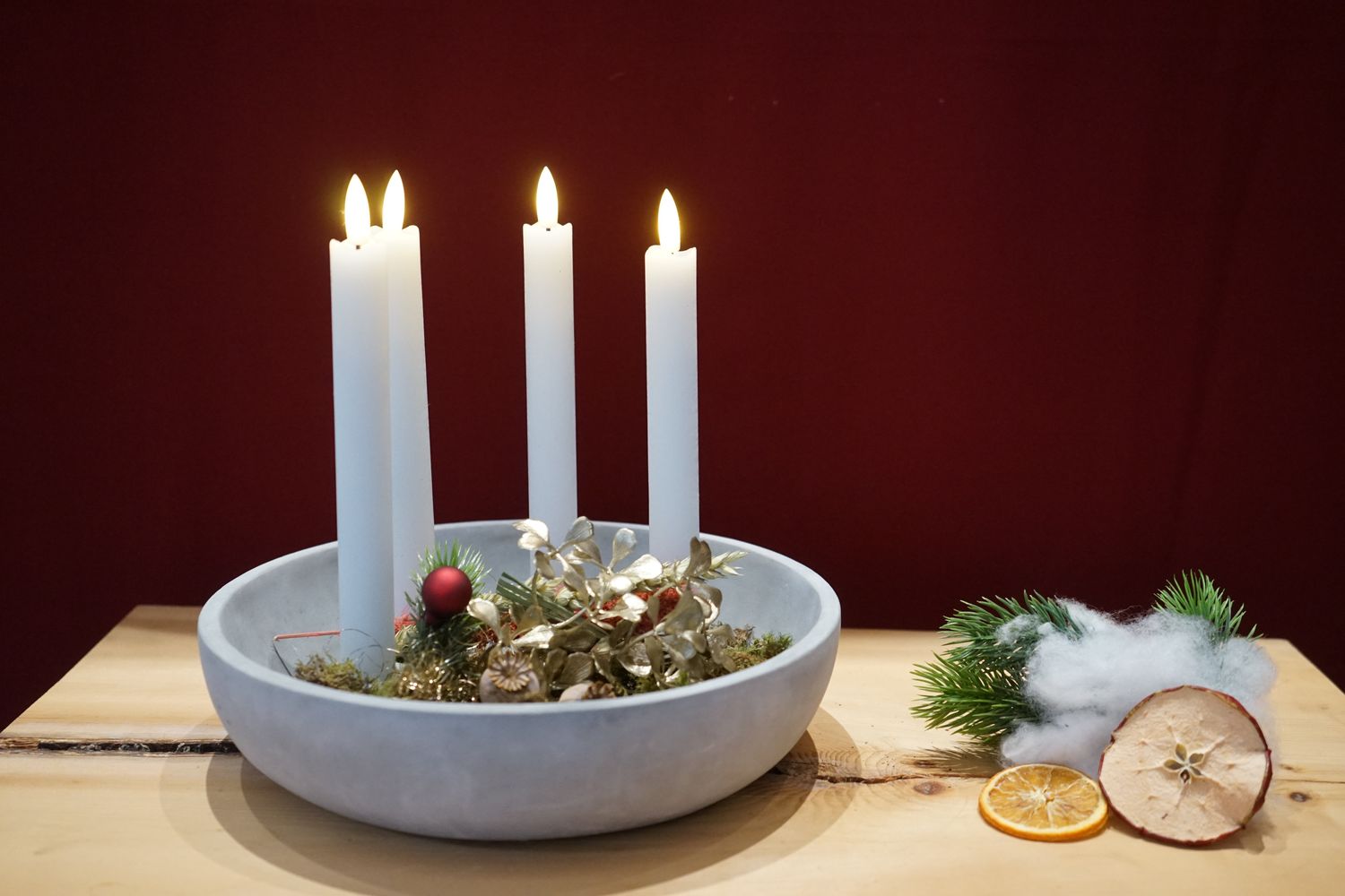 Adventskranz in Betonschale