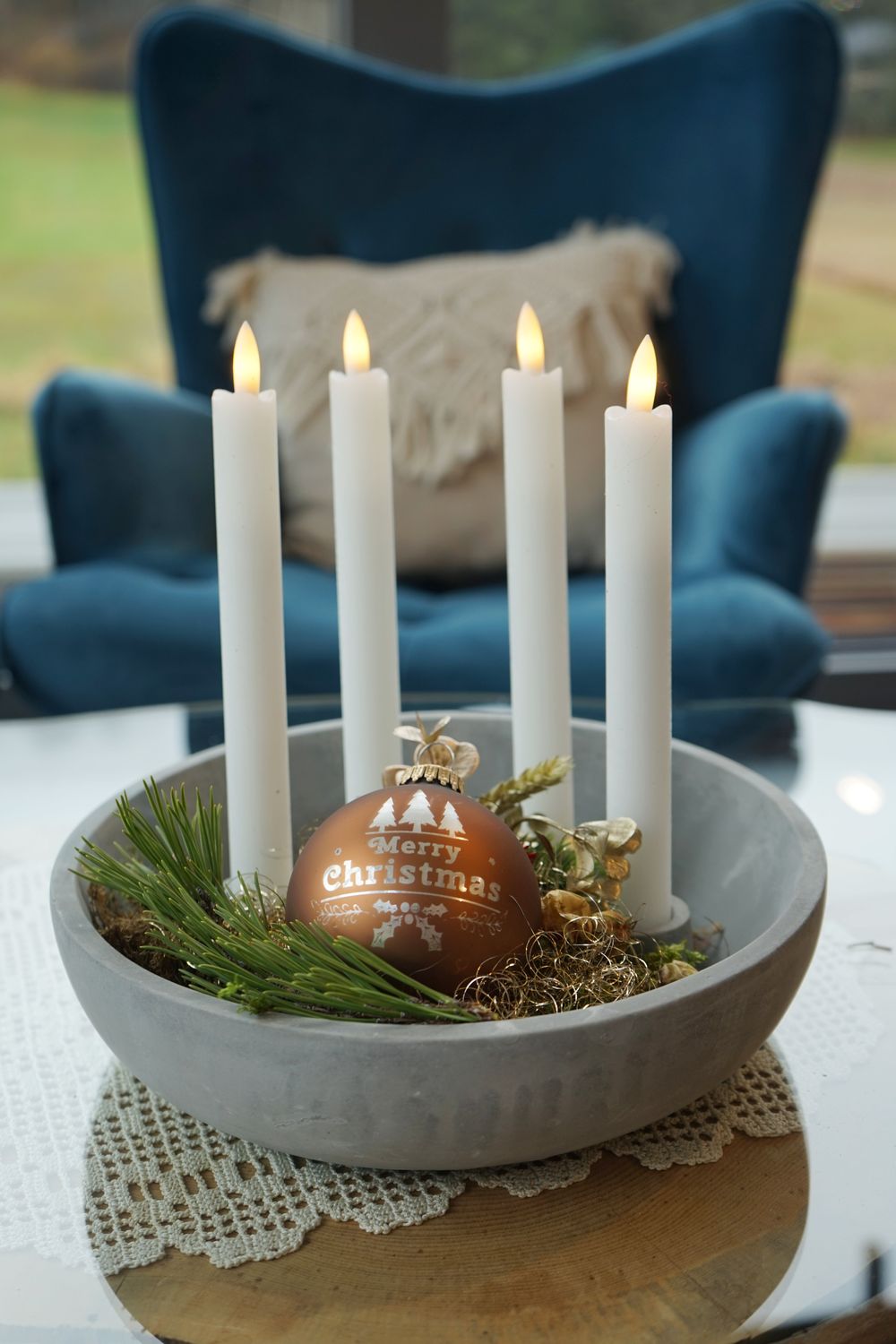 Adventskranz in Betonschale