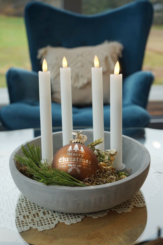 Adventskranz in Betonschale