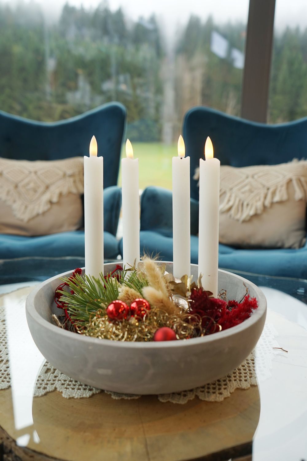 Adventskranz in Betonschale