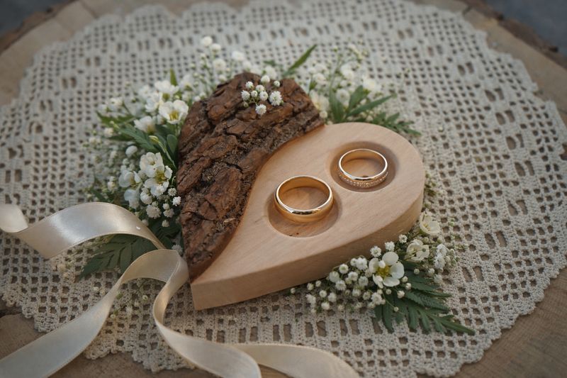 Ringkissen aus Holz mit Rinde