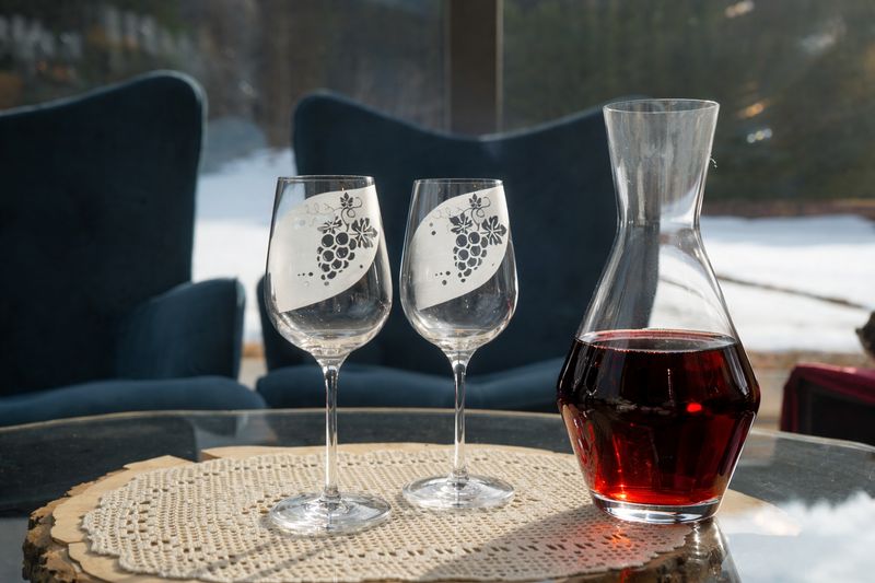 Weindekanter mit zwei Weingläser