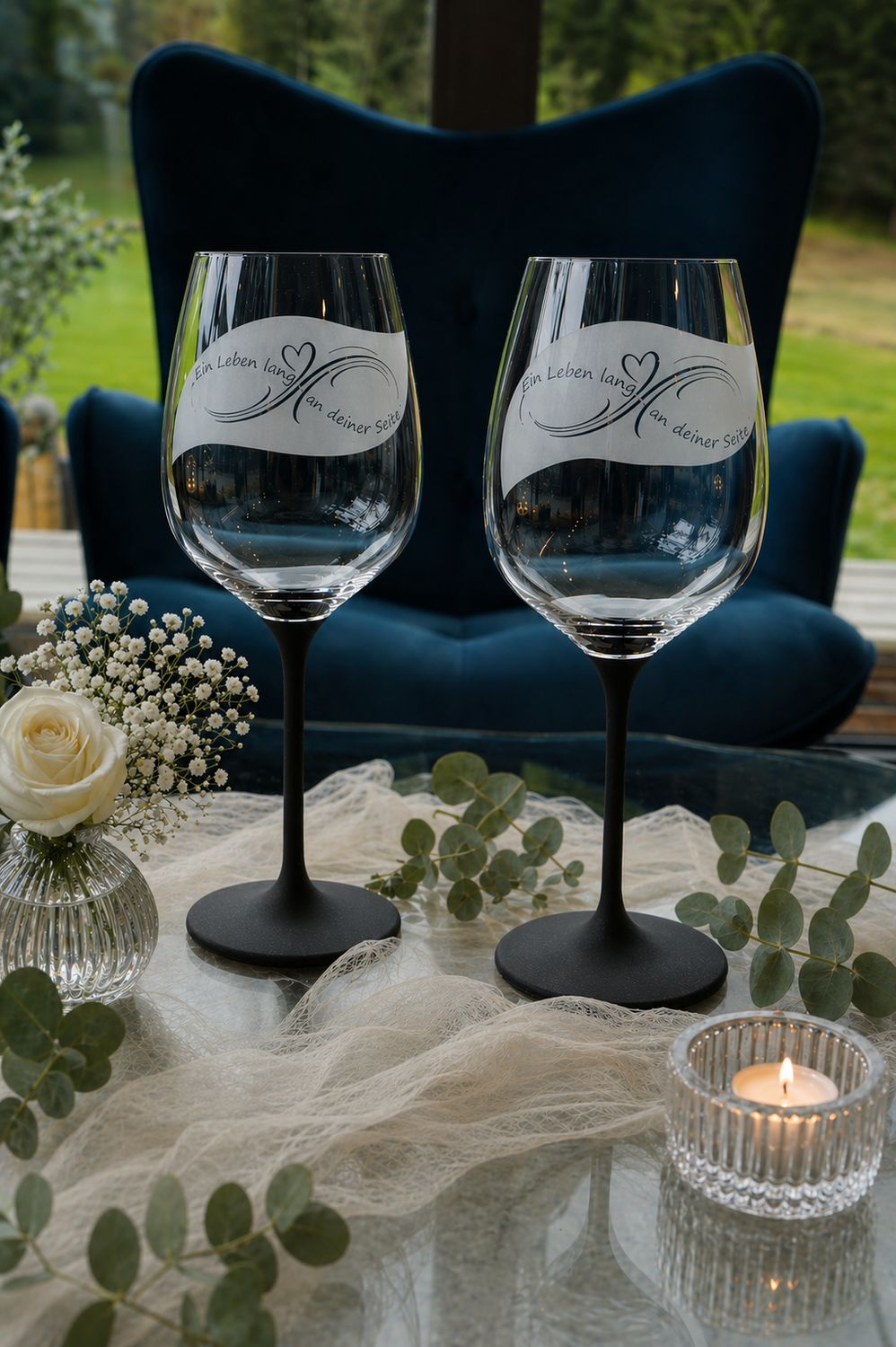 elegante Weingläser mit mattschwarzem Stiel