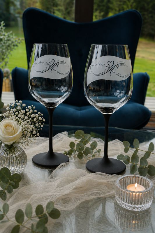 elegante Weingläser mit mattschwarzem Stiel