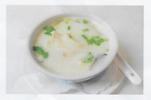 15. Soupe de poulet  / Chicken soup with coconut milk