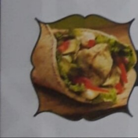 CHICHTAOUK brochette de pilet mariné avec salade cornichon et sauce