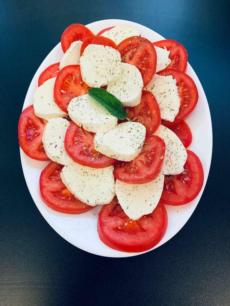 Caprese ( tomate, mozzarella, basilic, vinaigre, balsamique )