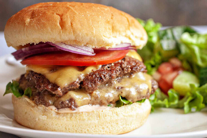 Isola Cheese Burger - 170 gr de boeuf, oignons caramélisés, fromage, tomate, salade