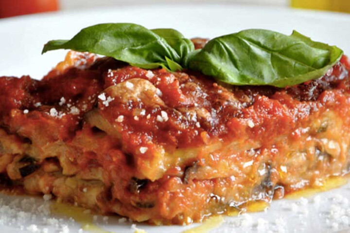Parmigiana di Melanzane - gâteau aux aubergines, mozzarella, sauce tomate et parmesan