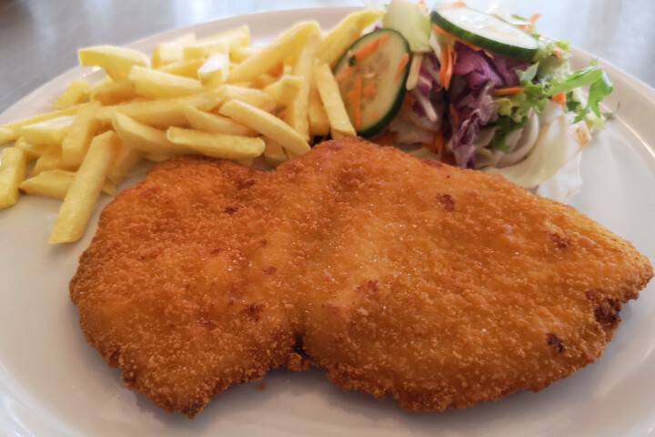 Cotoletta!&quot; Escalope de poulet (250gr), servie avec frites et salade mixte