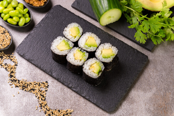 Maki avocat/concombre/cheese/radis jaune/omelette