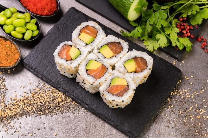 C6. California surimi avocat rolls