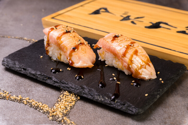 D2. Nigiri sushi saumon flambé