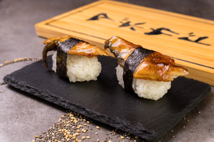 D7. Nigiri sushi anguille