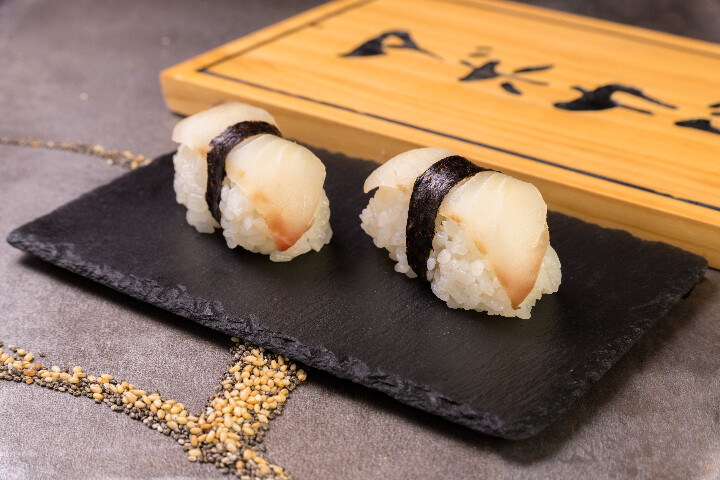 D6. Nigiri sushi daurade