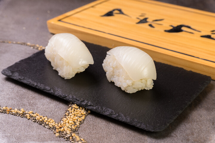 D10. Nigiri sushi calamars