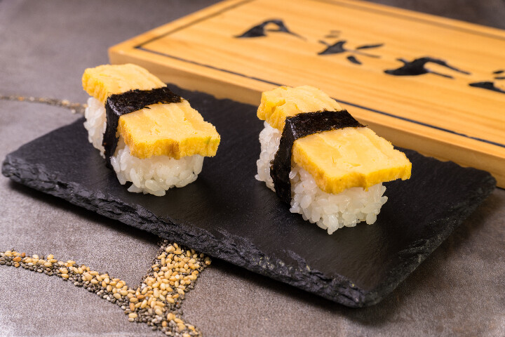 D12. Nigiri sushi tamago