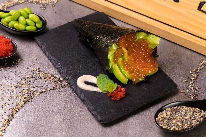 E5. Temaki œuf de saumon avocat