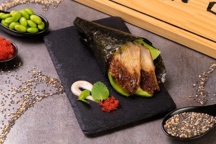 E6. Temaki anguille avocat