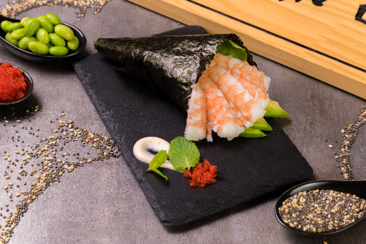 E4. Temaki crevettes avocat