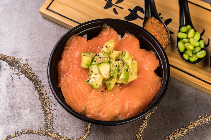 N1. Chirashi saumon avocat