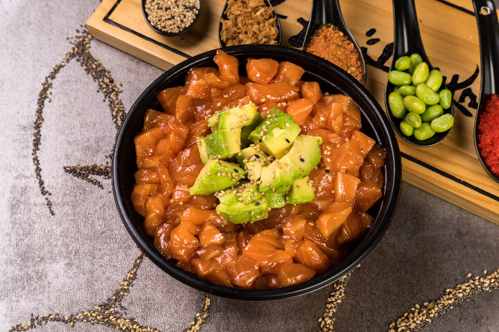 N5. Chirashi tartare saumon mariné avocat