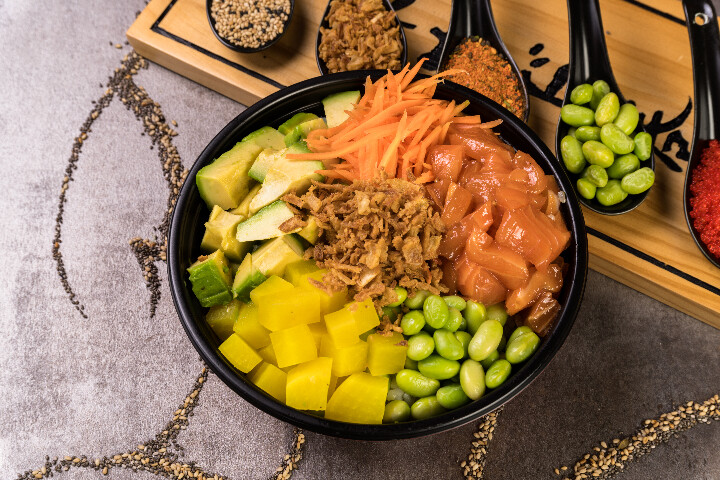 Poke bowl saumon