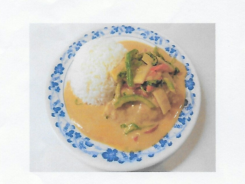 47. Riz avec poisson au curry rouge 
Rice with fried fish with red curry