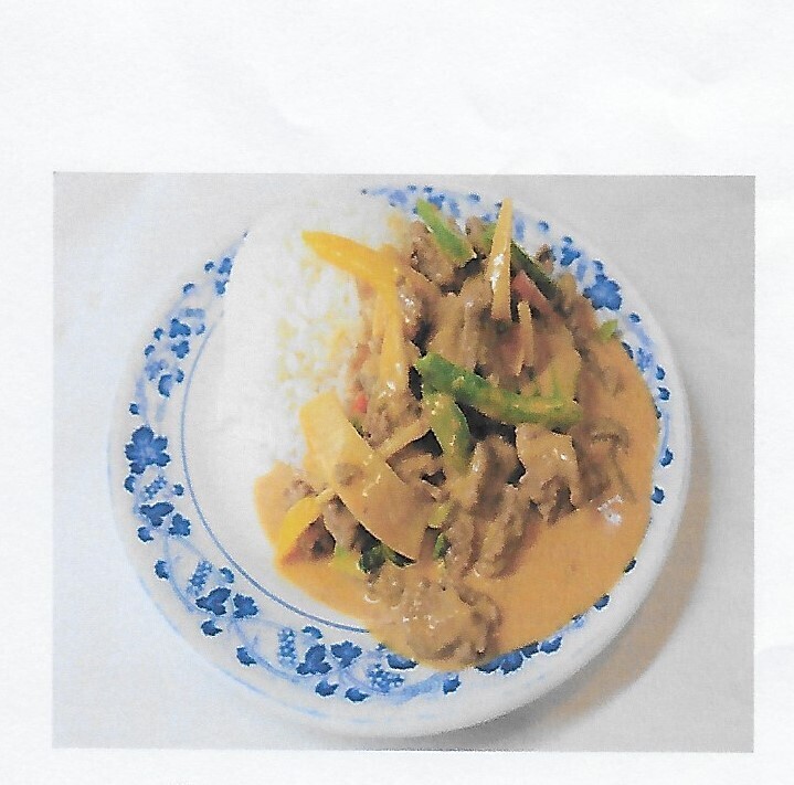 28. Riz avec boeuf au curry panang 
Rice with beef curry panang
