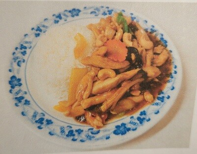 37. (p) Riz avec poulet sauté aux noix de cajoux
Rice with fried chicken with cashew nuts