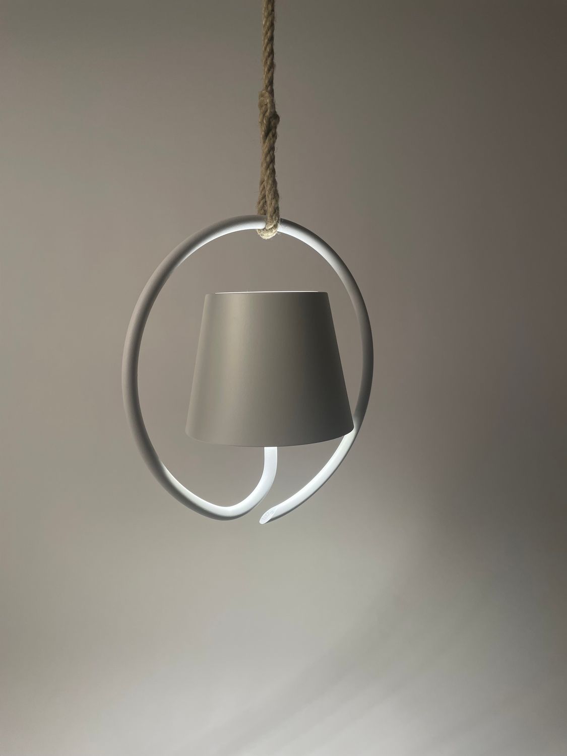 Zafferano Poldina Hanging – Kabellose LED-Pendelleuchte White– Dimmbar & Akku-betrieben für Innen & Außen