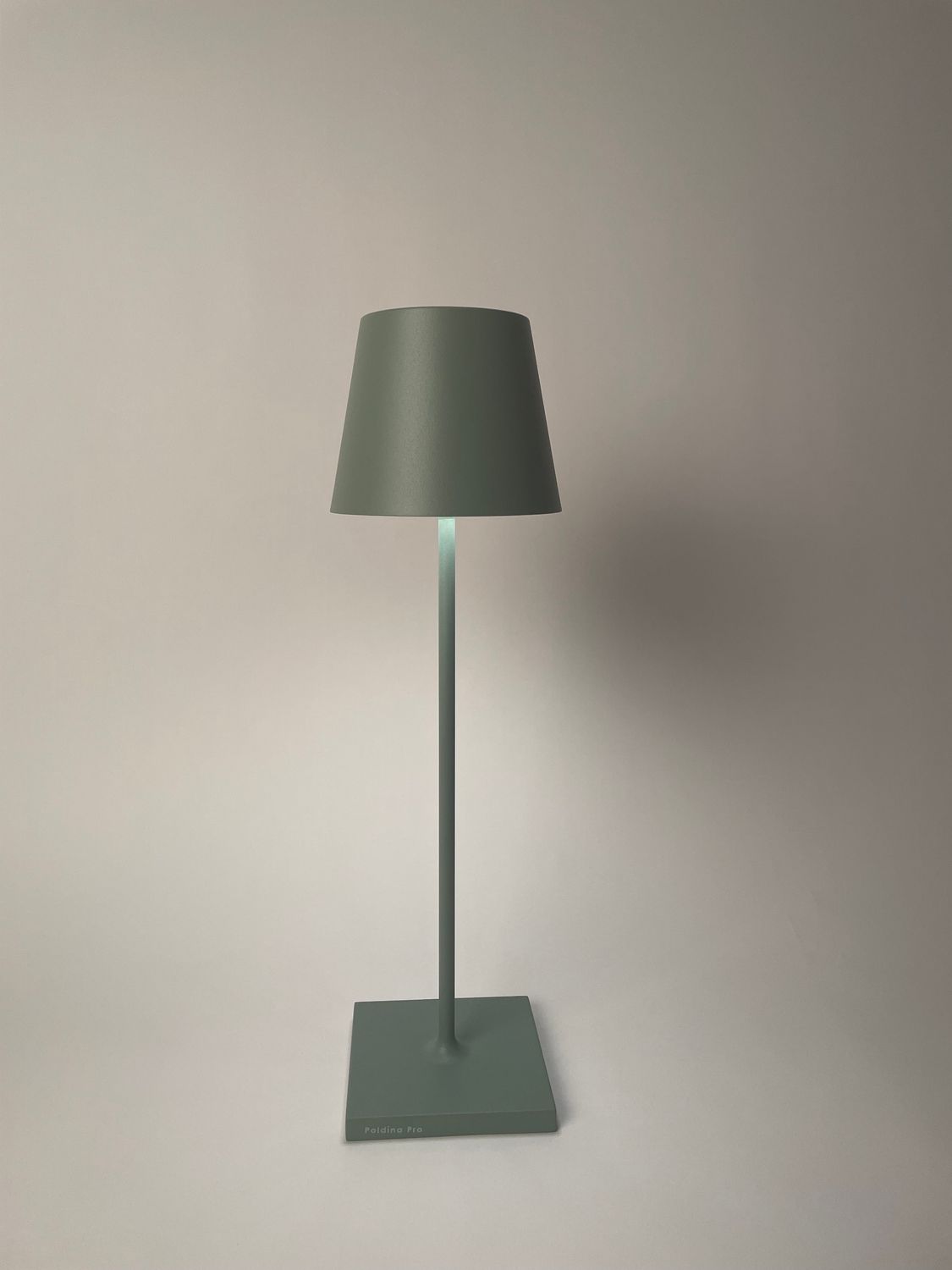 Zafferano Poldina Pro – LED-Akku-Tischlampe Salbei, dimmbar & wetterfest
