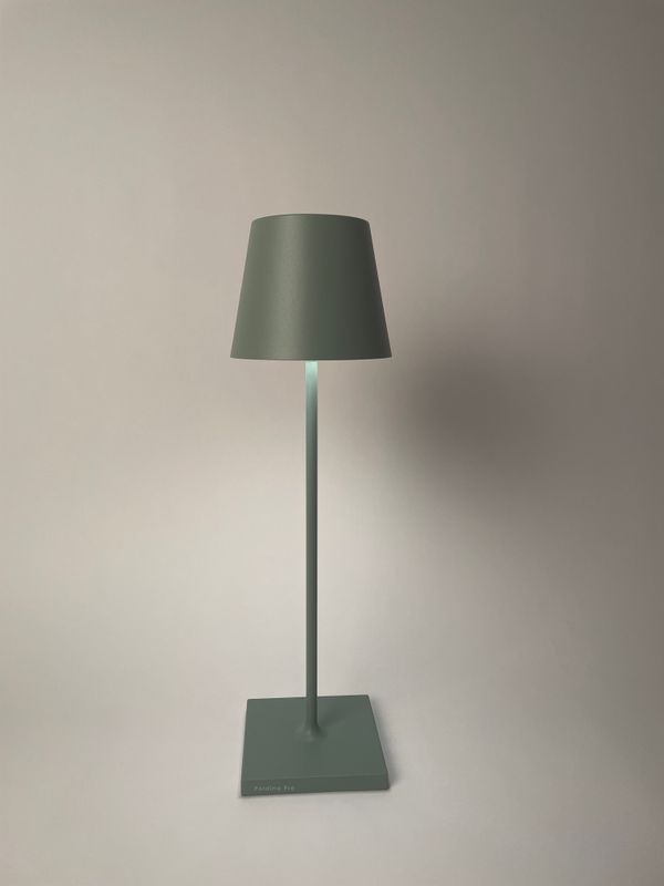 Zafferano Poldina Pro – LED-Akku-Tischlampe Salbei, dimmbar & wetterfest