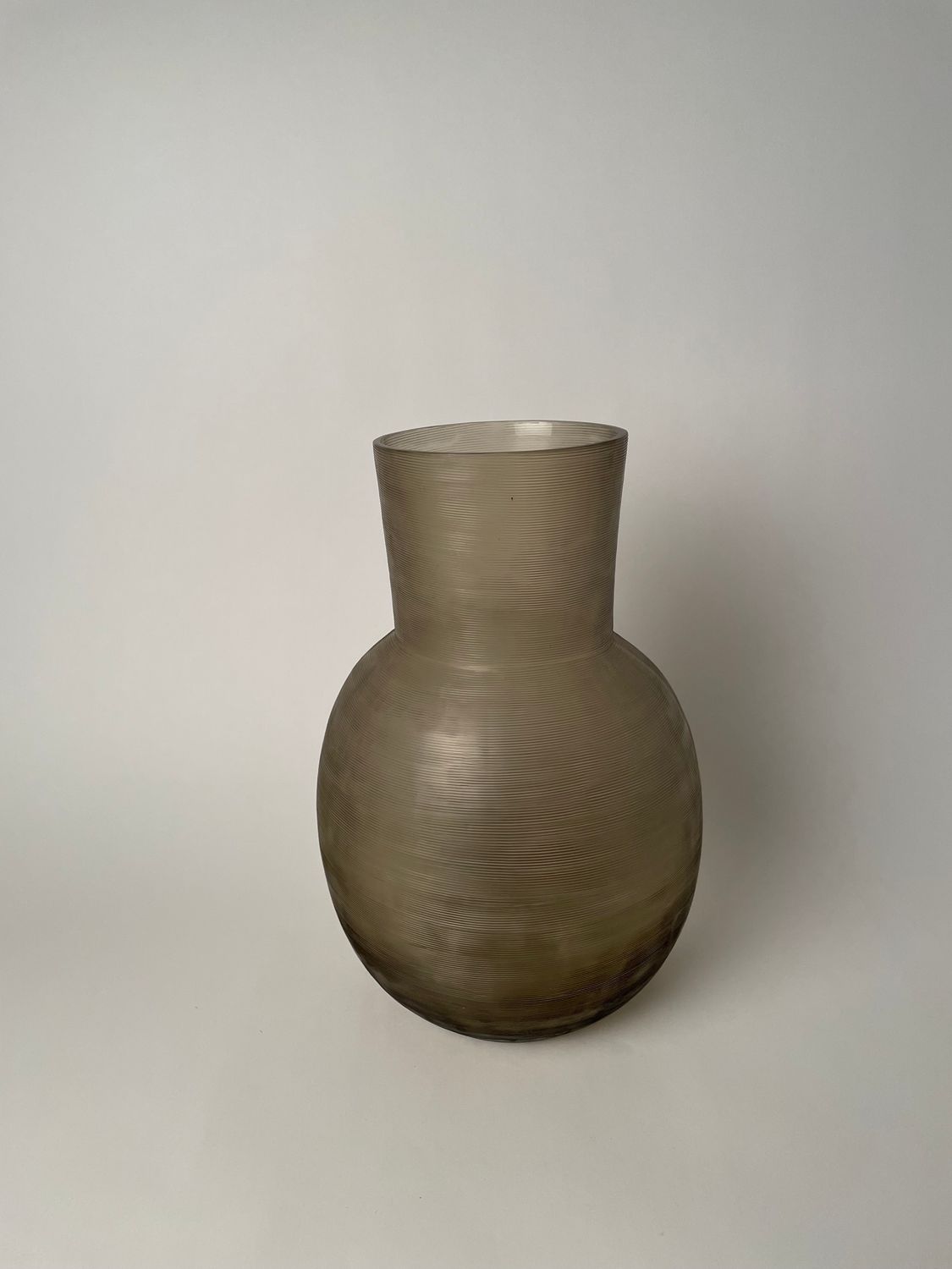 Guaxs Yeola L Smokegrey – handgefertigte Glasvase in skulpturaler Form