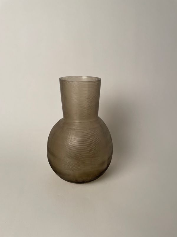 Guaxs Yeola M Smokegrey – handgefertigte Glasvase, skulpturale Eleganz in rauchgrau