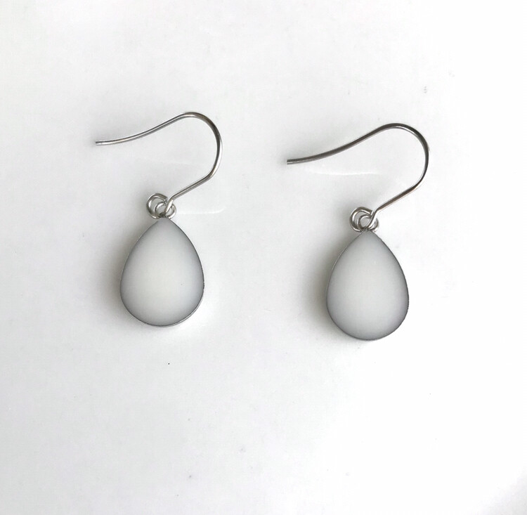 Drop pendant earrings