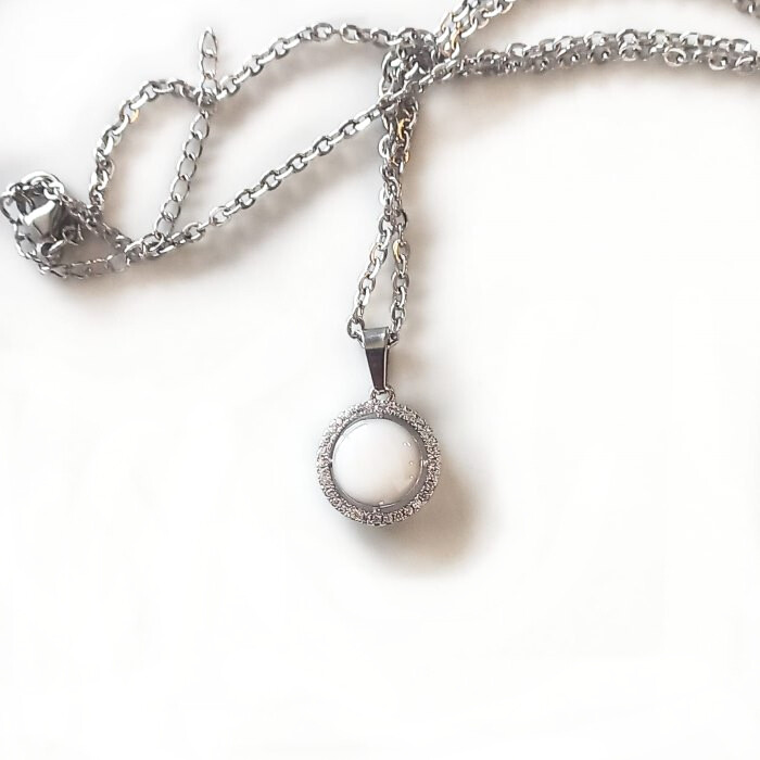 Circular halo necklace with pendant