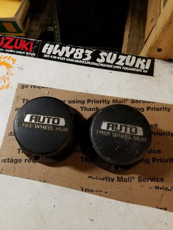 Auto locking hubs