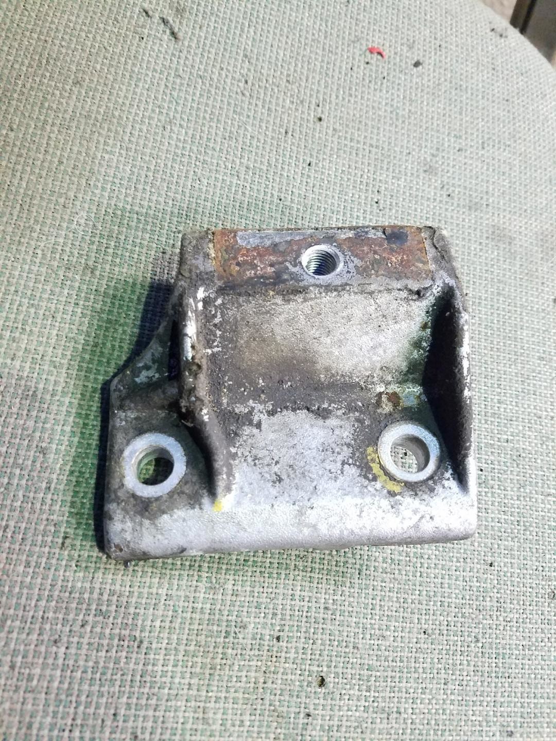 Transfer case mounting bracket