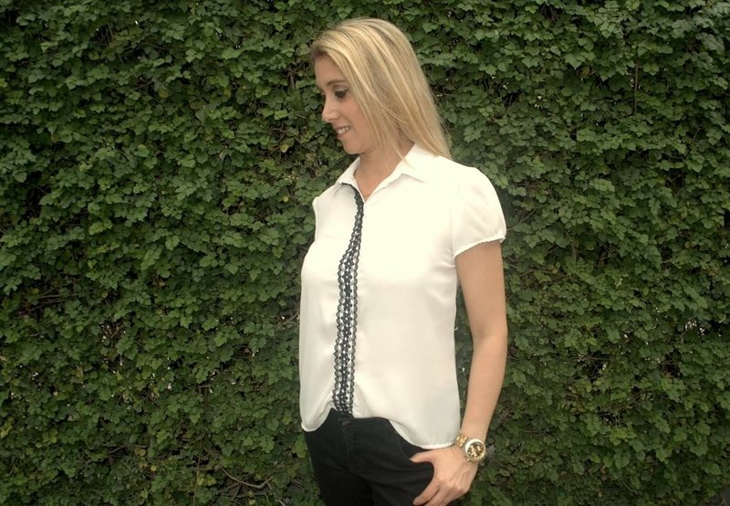Blusa gasa hueso con greca