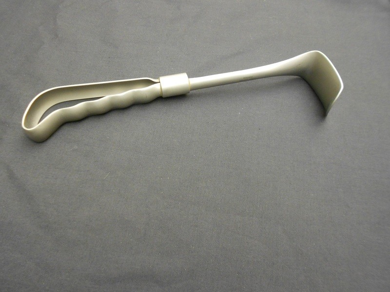 Kelly Retractors 3&quot; x 3½&quot;(7.6cm x 8.9cm) wide Overall length 11¼&quot; (28.6cm) Premium Quality