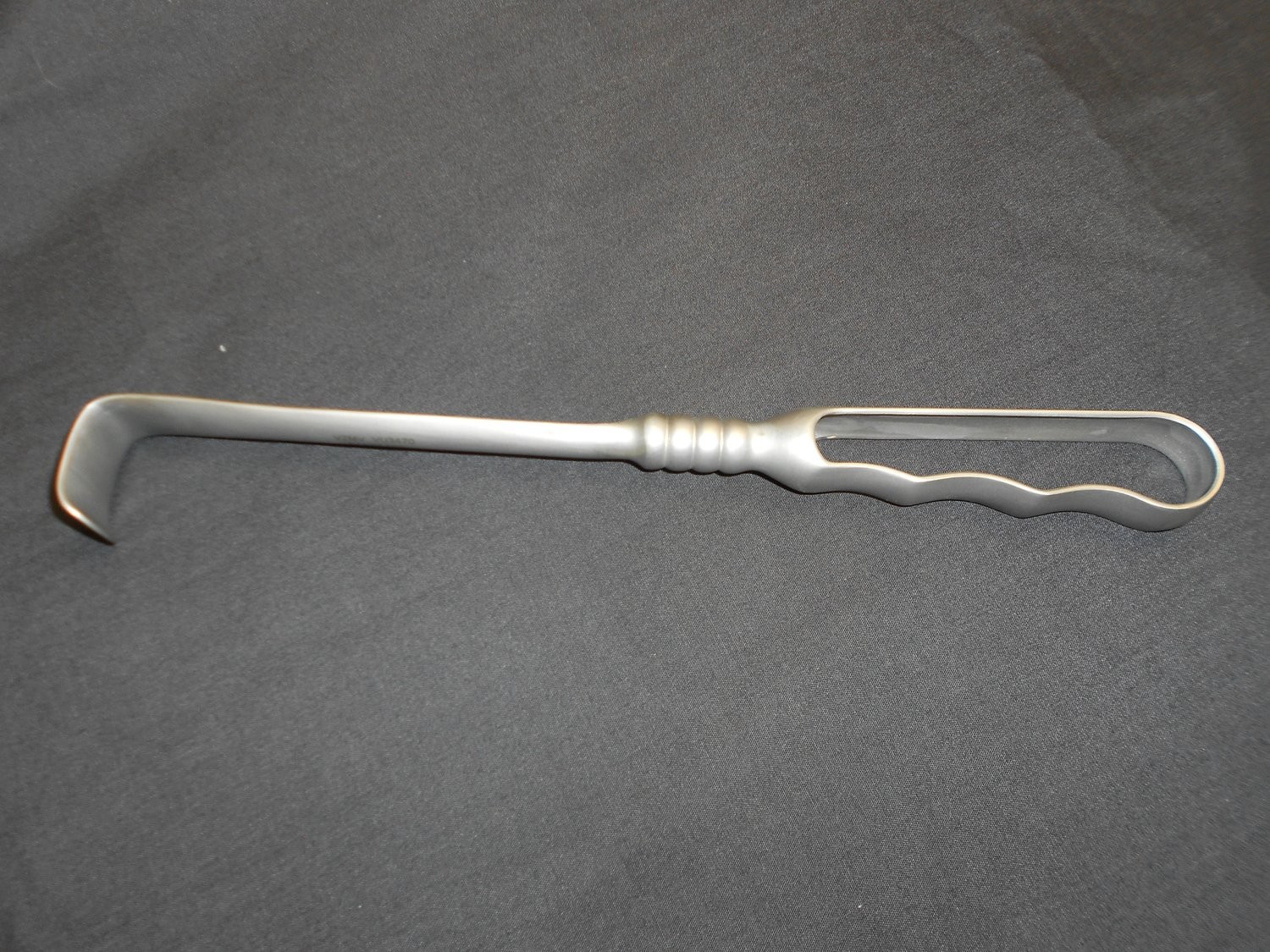 Richardson Retractors Blade 3/4in x 1in (1.9cm x 2.5cm) wide. Overall length 9-1/4in (23.5cm).