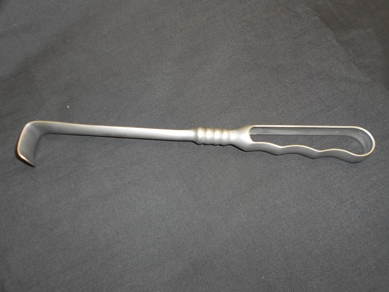 Richardson Retractors Blade 3/4in x 1in (1.9cm x 2.5cm) wide. Overall length 9-1/4in (23.5cm).